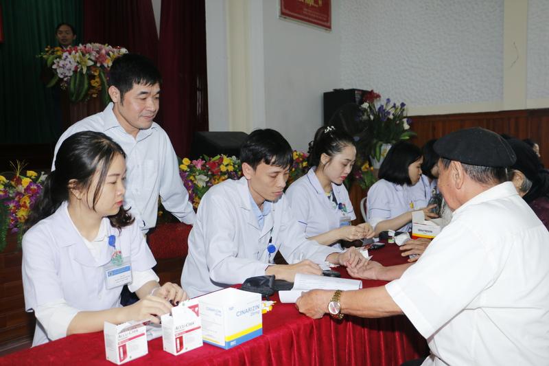 Khám, cấp thuốc miễn phí và tạo lập hồ sơ sức khỏe cho 300 người dân xã Cẩm Bình