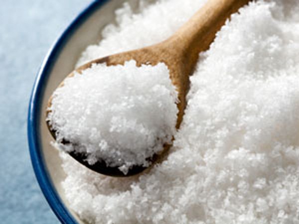 Vì sao nên giảm muối trong chế độ ăn?