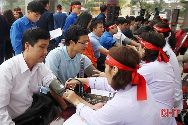 1.500 cán bộ, đoàn viên Hà Tĩnh tham gia ngày "Chủ nhật đỏ" hiến máu cứu người