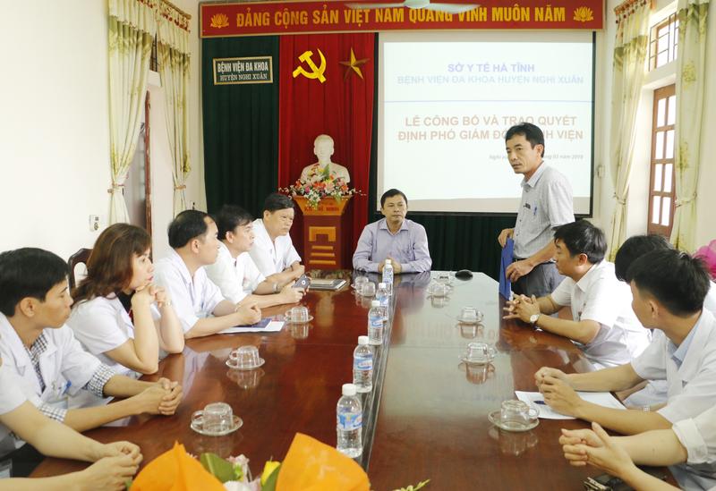 Trao Quyết định bổ nhiệm Phó Giám đốc Bệnh viện Đa khoa huyện Nghi Xuân