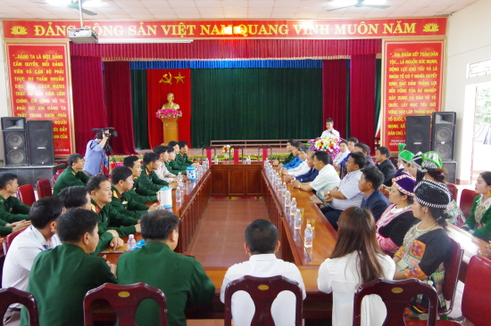 Cán bộ, nhân dân tỉnh Bô Ly Khăm Xay tham quan mô hình kinh tế tại Hà Tĩnh