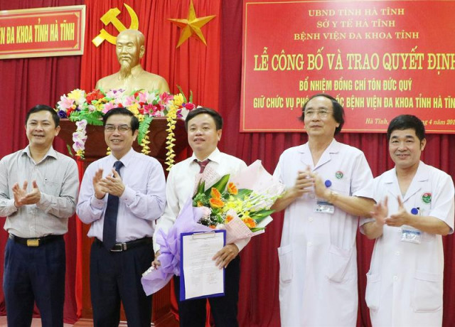 Công bố và trao Quyết định bổ nhiệm Phó Giám đốc Bệnh viện Đa khoa tỉnh Hà Tĩnh