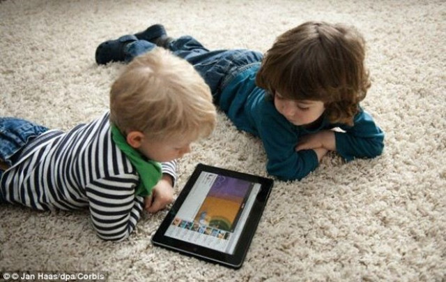 WHO kêu gọi hạn chế trẻ dưới 5 tuổi xem nhiều màn hình điện tử