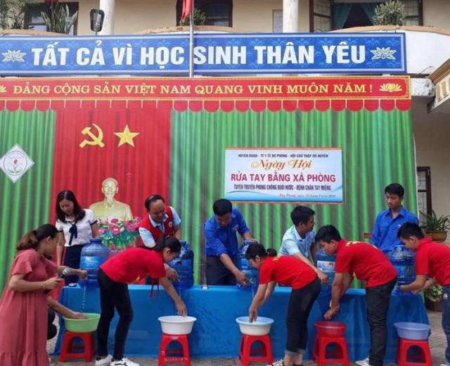 350 trẻ em huyện miền núi Hà Tĩnh trải nghiệm rửa tay bằng xà phòng