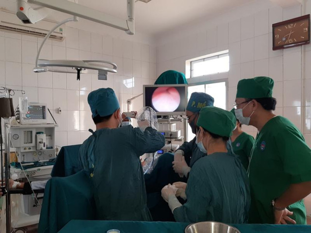 Bệnh viện E Trung ương: Chuyển giao kỹ thuật tán sỏi niệu quản ngược dòng bằng Laze cho Bệnh viện Đa khoa huyện Cẩm Xuyên