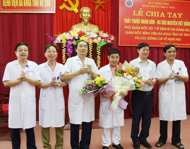 Trao quyết định về việc giao phụ trách Bệnh viện Đa khoa tỉnh Hà Tĩnh