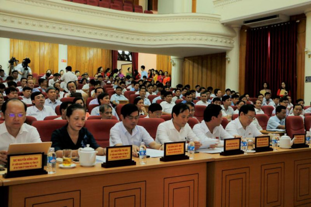 Phó Thủ tướng Vương Đình Huệ tiếp xúc cử tri ngành Y tế Hà Tĩnh