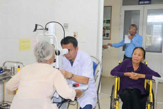 Hưởng ứng ngày thị giác Thế giới: Khám, cấp thuốc miễn phí các bệnh về mắt cho 200 người dân xã Thạch Kim