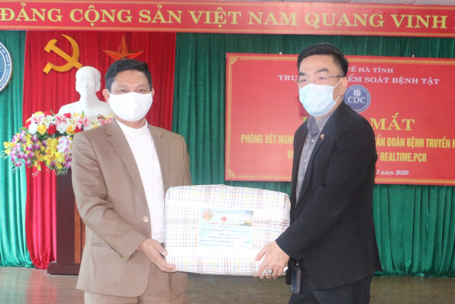 Văn phòng Bác ái xã hội – Caritas (Giáo xứ Văn Hạnh) tặng 20 triệu đồng Trung tâm Kiểm soát bệnh tật Hà Tĩnh