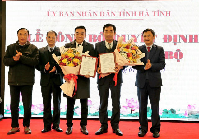 Công bố, trao quyết định 2 phó giám đốc sở Y tế Hà Tĩnh.