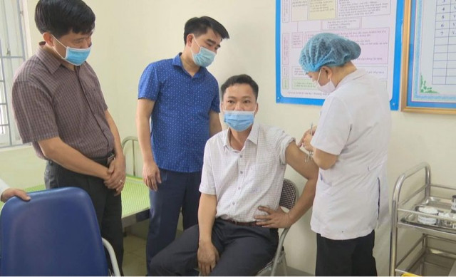 Trung tâm Y tế thị xã Hồng lĩnh triển khai chiến dịch tiêm vắc-xin AstraZeneca phòng Covid-19 đợt I năm 2021.