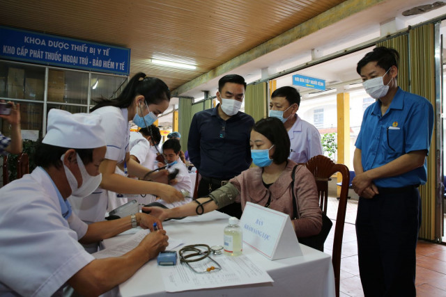 Can Lộc, Vũ Quang, Cẩm Xuyên tiêm vắc-xin phòng Covid-19 cho đối tượng ưu tiên