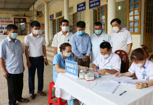479 đối tượng ưu tiên tại huyện Hương Khê được tiêm vắc xin phòng Covid-19