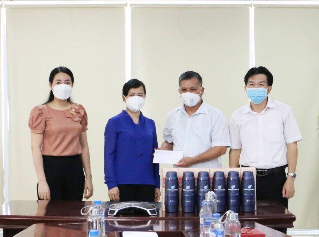 Ban Dân vận tỉnh ủy phối hợp với Hội Liên hiệp Phụ nữ tỉnh động viên, tặng quà CDC Hà Tĩnh