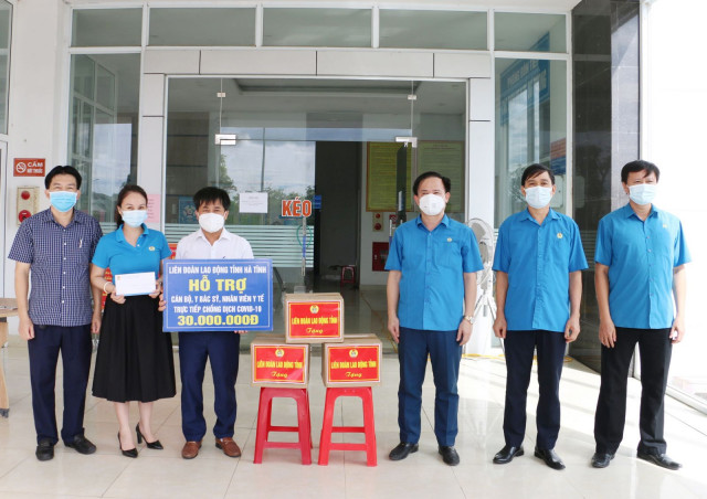 Liên đoàn lao động tỉnh trao tặng CDC Hà Tĩnh 30 triệu đồng