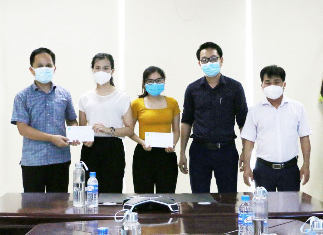Trung ương Hội thầy thuốc trẻ tặng quà cán bộ y tế chống dịch tiêu biểu, có hoàn cảnh khó khăn của tỉnh Hà Tĩnh