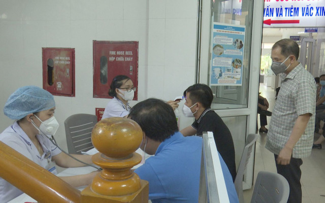 Quyền Giám đốc Sở Y tế giám sát tiêm vắc xin phòng Covid-19 đợt 3 tại thành phố Hà Tĩnh