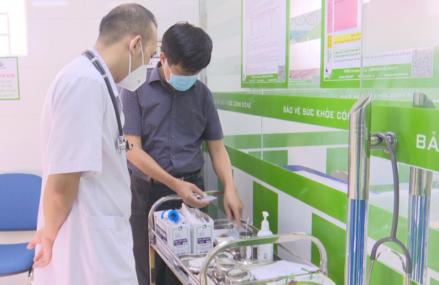 Giám sát tiêm vắc xin phòng Covid-19 đợt 3 tại thị xã Hồng Lĩnh và Nghi Xuân