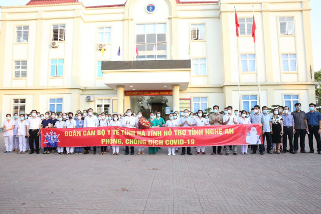 152 cán bộ y tế Hà Tĩnh lên đường hỗ trợ tỉnh Nghệ An lấy mẫu xét nghiệm diện rộng