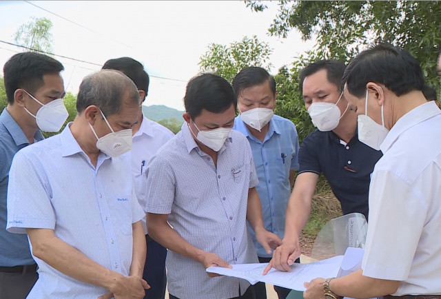 Phó Chủ tịch UBND tỉnh Lê Ngọc Châu kiểm tra và làm việc với Ban Chỉ đạo phòng, chống dịch COVID-19 huyện Cẩm Xuyên