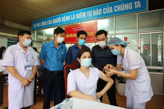Hà Tĩnh tiêm vắc-xin phòng COVID-19 đợt 7 cho 18.000 người