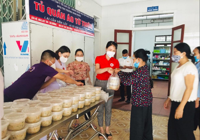 Trao trên 200 suất cháo cho bệnh nhân hoàn cảnh khó khăn