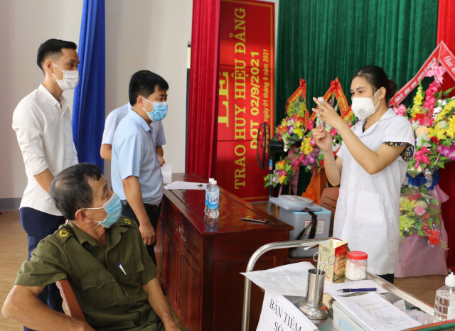 Giám sát công tác tiêm chủng tại huyện Hương Khê