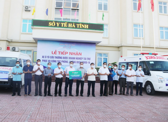 Ngành Y tế Hà Tĩnh tiếp nhận từ các doanh nghiệp 04 xe cứu thương phục vụ công tác phòng, chống COVID-19