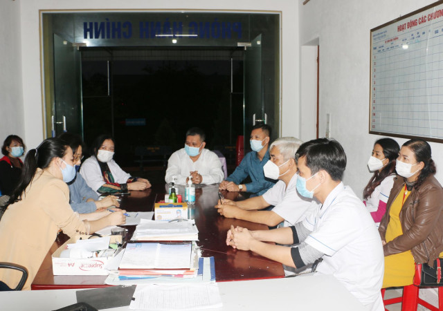 Chuyên gia Tổ chức Y tế thế giới giám sát tiêm chủng tại huyện Nghi Xuân