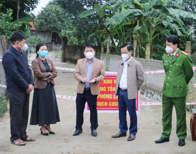 Lãnh đạo Trung tâm Kiểm soát bệnh tật Hà Tĩnh chỉ đạo công tác phòng, chống dịch COVID-19 tại huyện Vũ Quang
