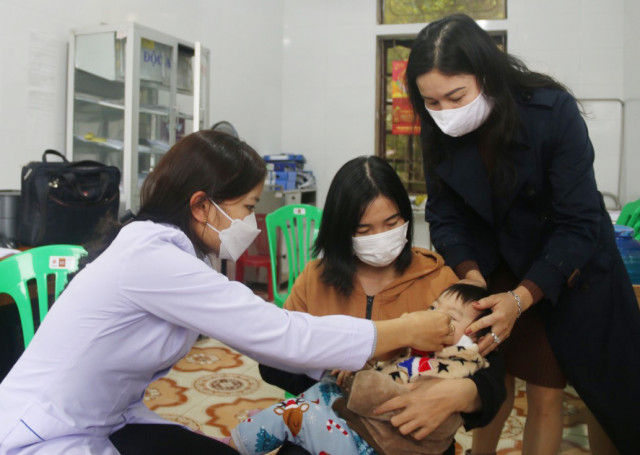 Gần 130 ngàn trẻ em Hà Tĩnh được uống Vitamin A liều cao đợt 2 năm 2021