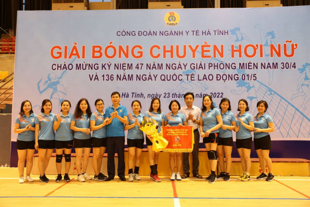 Ngành Y tế Hà Tĩnh tổ chức giải bóng chuyền hơi nữ CNVCLĐ năm 2022