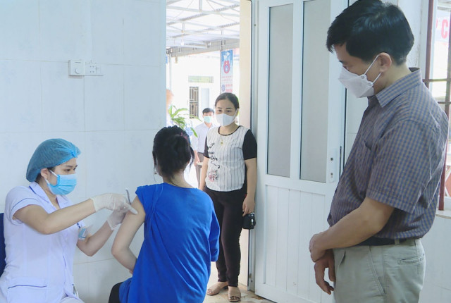 Lãnh đạo CDC Hà Tĩnh giám sát tiêm vắc xin phòng COVID-19 cho học sinh từ 5 đến dưới 12 tuổi tại Hương Sơn và Đức Thọ