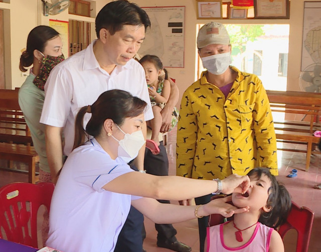 Lãnh đạo CDC Hà Tĩnh giám sát trẻ uống Viamin A, thuốc tẩy giun tại huyện Lộc Hà, Cẩm Xuyên