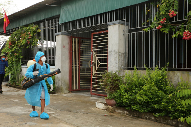 Viện Vệ sinh dịch tễ Trung Ương giám sát công tác phòng chống sốt xuất huyết tại thôn Vĩnh Phú, xã Hộ Độ, huyện Lộc Hà