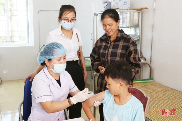 Hà Tĩnh: Phấn đấu hoàn thành tiêm vắc-xin phòng COVID-19 đợt 30 trước 31/8