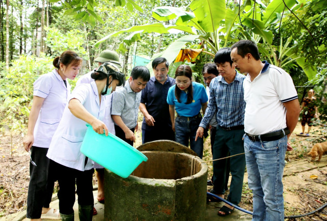 CDC Hà Tĩnh giám sát, chỉ đạo xử lý môi trường, phòng chống dịch bệnh sau lũ tại Hương Khê