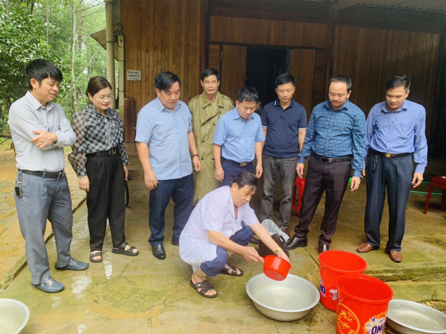 CDC Hà Tĩnh giám sát, chỉ đạo xử lý nước sinh hoạt, vệ sinh môi trường, phòng chống dịch bệnh ngay sau khi nước lũ rút tại Hương Khê