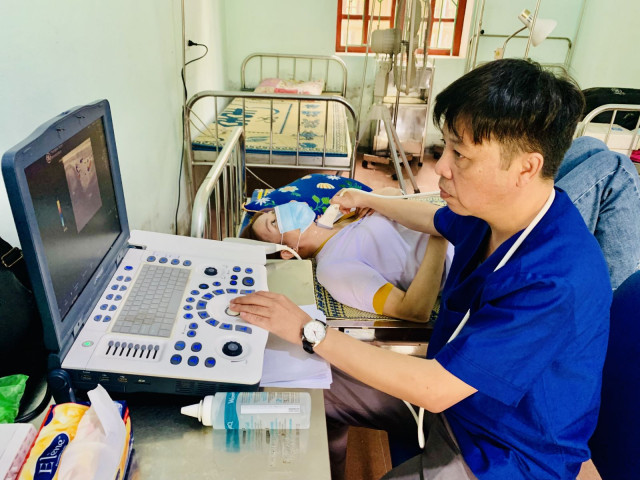 CDC Hà Tĩnh khám sàng lọc, tư vấn, chăm sóc sức khỏe cho cán bộ phụ nữ huyện Cẩm Xuyên
