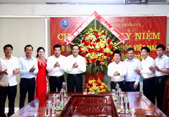 Chủ tịch UBND tỉnh tặng hoa chúc mừng Trung tâm Kiểm soát bệnh tật Hà Tĩnh nhân Ngày Thầy thuốc Việt Nam