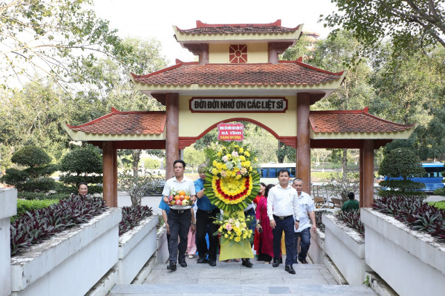 CDC Hà Tĩnh Dâng hương tại Khu di tích Ngã ba Đồng Lộc