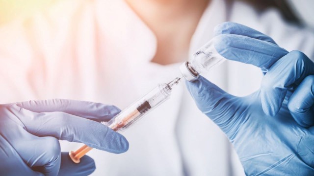 Chuyên gia tiêm chủng nói gì trước thông tin vaccine phòng COVID-19 AstraZeneca có thể gây đông máu?
