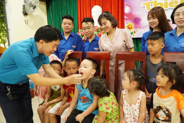 Trung tâm Kiểm soát bệnh tật: thăm hỏi, tặng quà cho các cháu tại Làng trẻ em mồ côi Hà Tĩnh