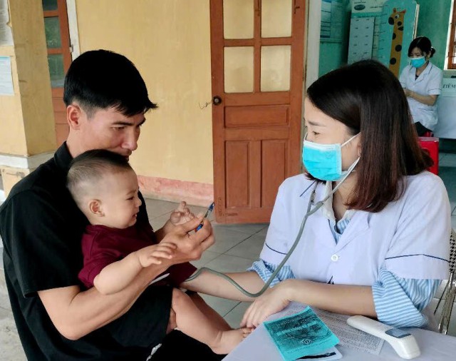 Gần 10.000 trẻ em Hà Tĩnh đã được tiêm vắc-xin phòng sởi