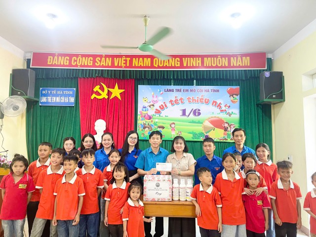 Trung tâm Kiểm soát bệnh tật: thăm hỏi, tặng quà cho các cháu tại Làng trẻ em mồ côi Hà Tĩnh