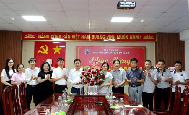 Lãnh đạo Sở Y tế và các đơn vị chúc mừng Trung tâm Kiểm soát bệnh tật nhân Kỷ niệm 100 năm Ngày Báo chí cách mạng Việt Nam 21/6/1925-21/6/2025