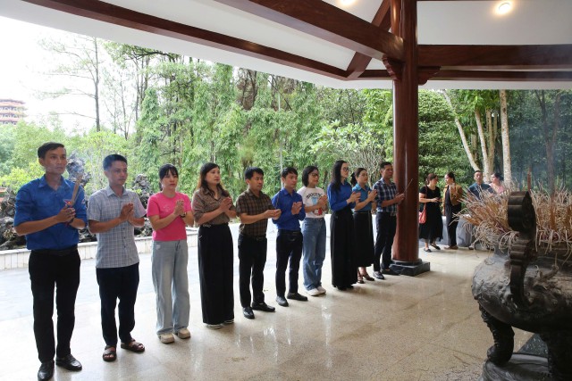 CDC Hà Tĩnh dâng hương tri ân anh hùng, liệt sỹ tại các địa chỉ đỏ
