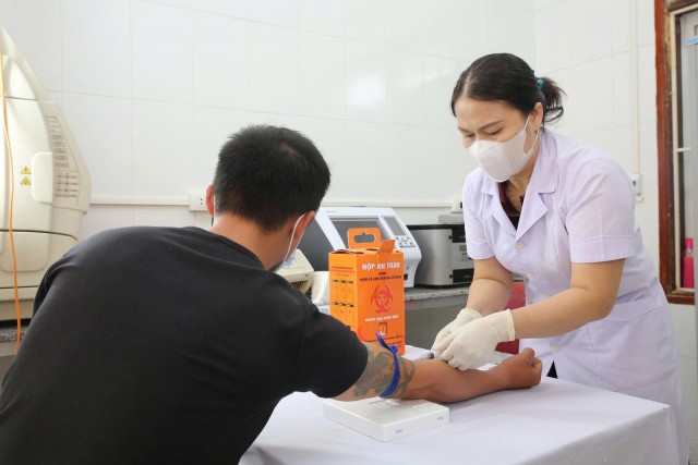 460 người được xét nghiệm tải lượng virus HIV