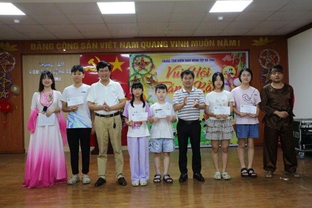 Vui Tết Trung thu cho con em cán bộ, viên chức Trung tâm Kiểm soát bệnh tật Hà Tĩnh