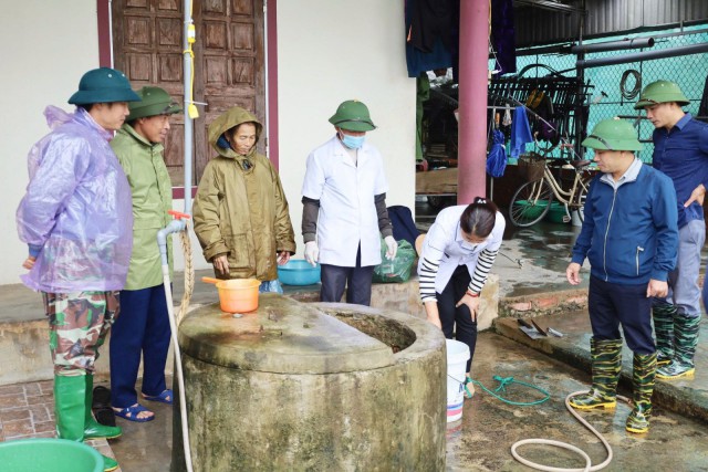 Hoàn thành vệ sinh môi trường, xử lý nước sinh hoạt lũ lụt